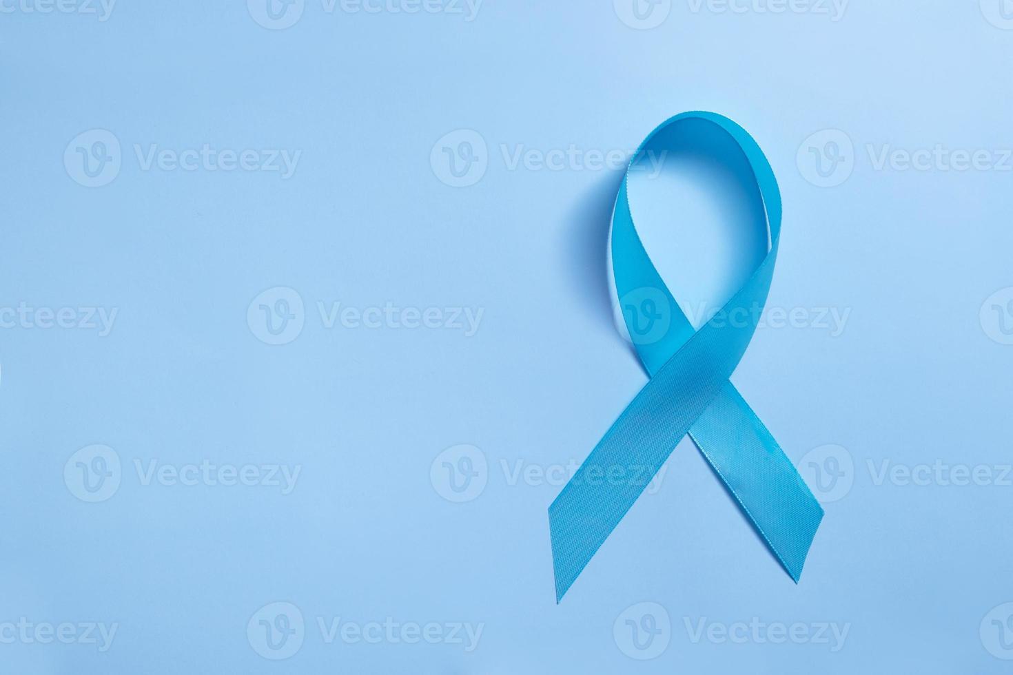 blått band på blå bakgrund symbol för världsdiabetesdagen foto