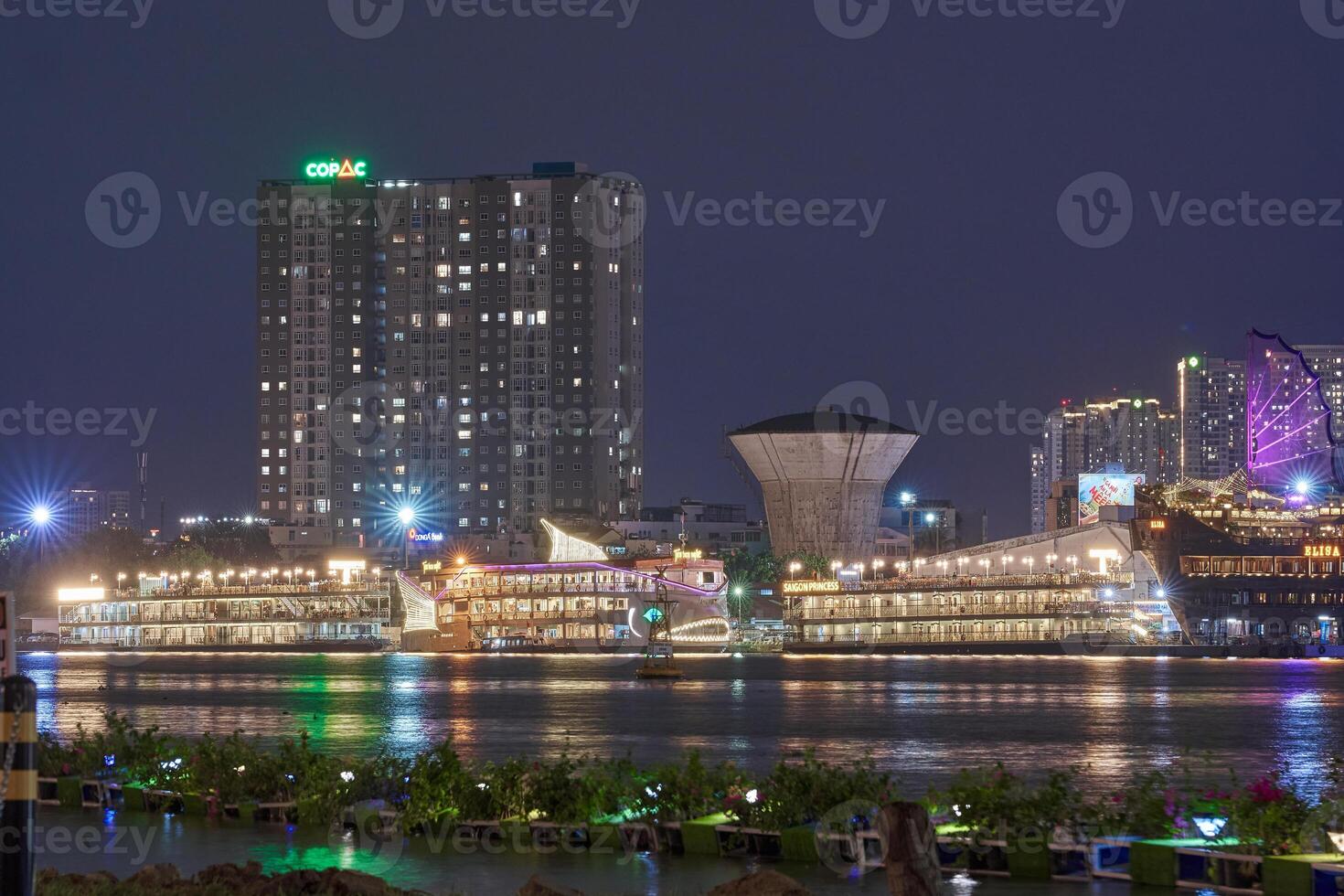 ho chi minh stad horisont och de saigon flod. Fantastisk färgrik natt se av skyskrapa och Övrig modern byggnader på stadens centrum. resa begrepp foto