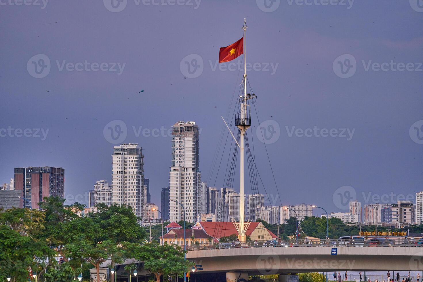 ho chi minh stad i solnedgång. ho chi minh stad är de ett av de tagit fram städer i vietnam. resa begrepp foto