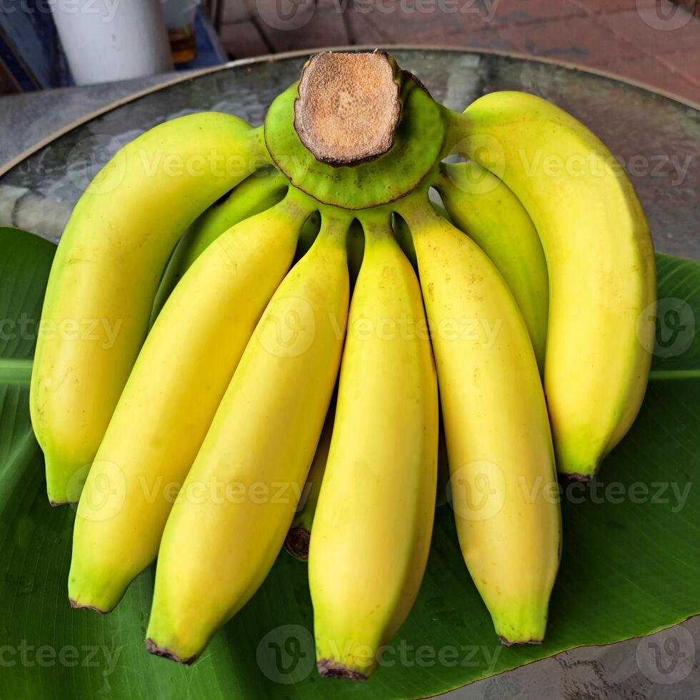 bild av frukt, bananer placerad på de tabell foto