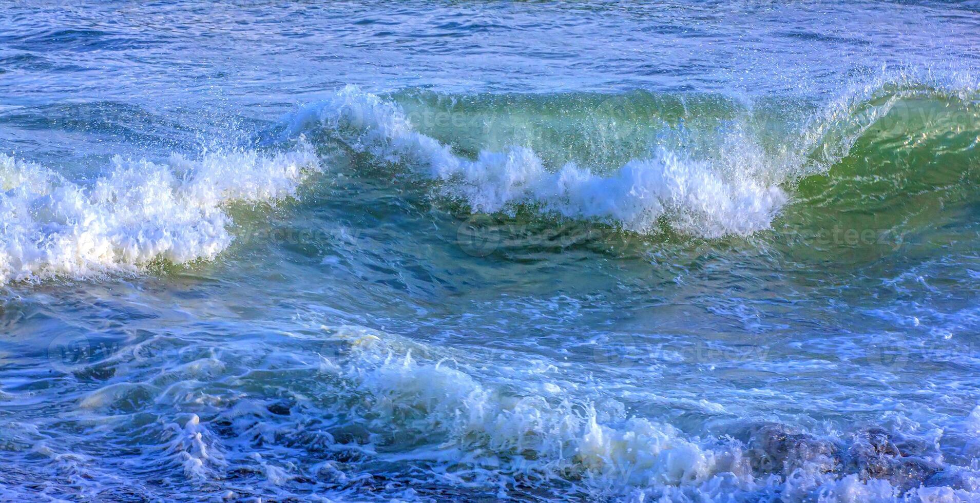 hav eller hav, vågor närbild se. grön - gul vågor hav vatten. kristall klar vatten foto