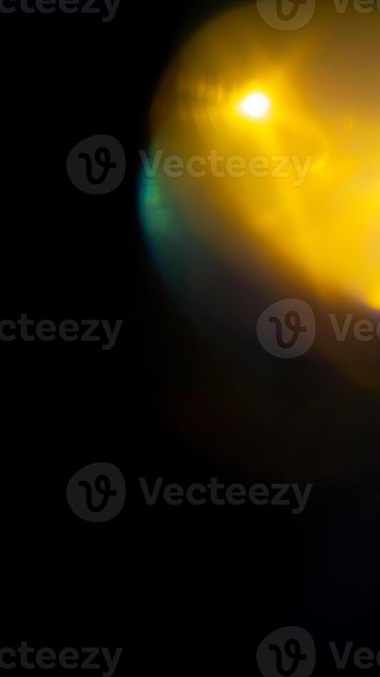 orange värma ljus slingor på en svart bakgrund foto