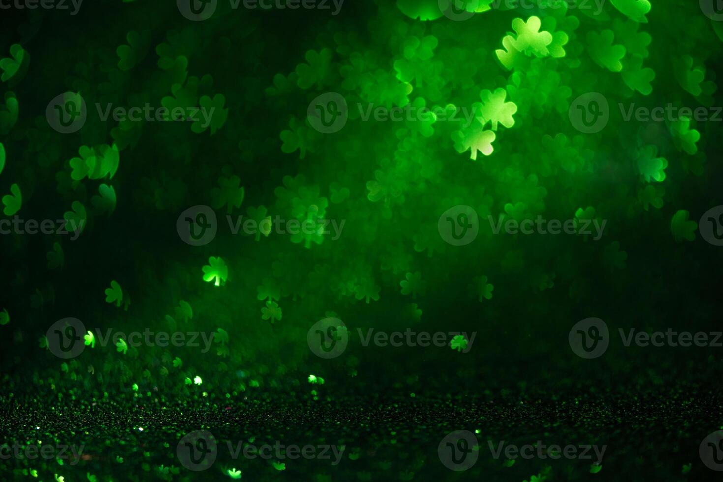 abstrakt grön bakgrund med klöver höjdpunkter. vår, sommar bakgrund, st. patricks dag foto