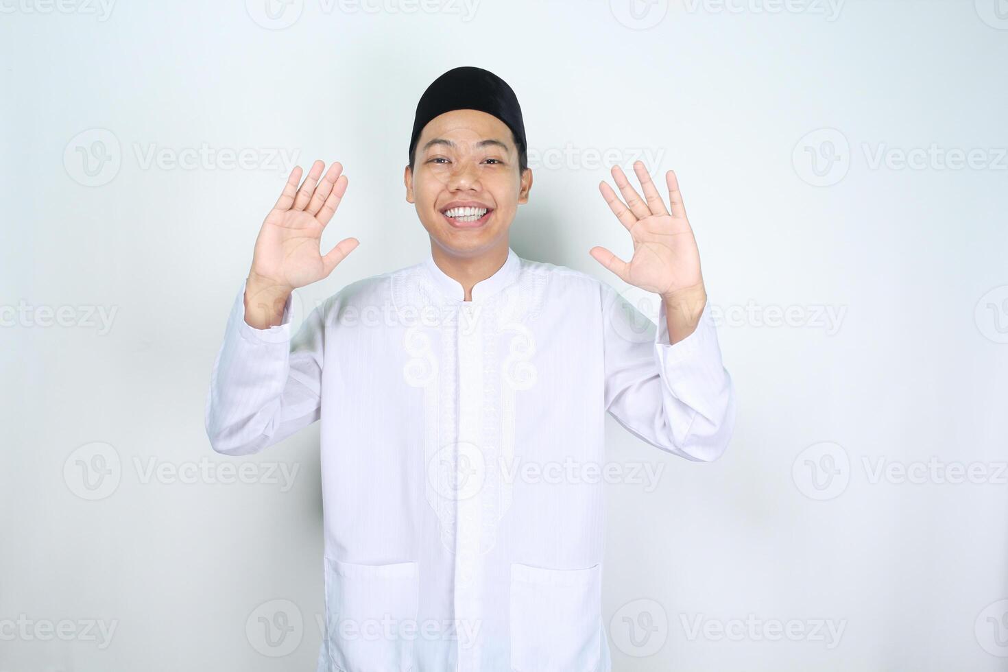 Lycklig muslim man asiatisk vinka två händer till ge hälsning isolerat på vit bakgrund foto