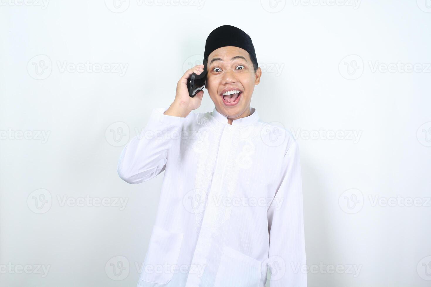 chockade muslim asiatisk man talande på de telefon foto