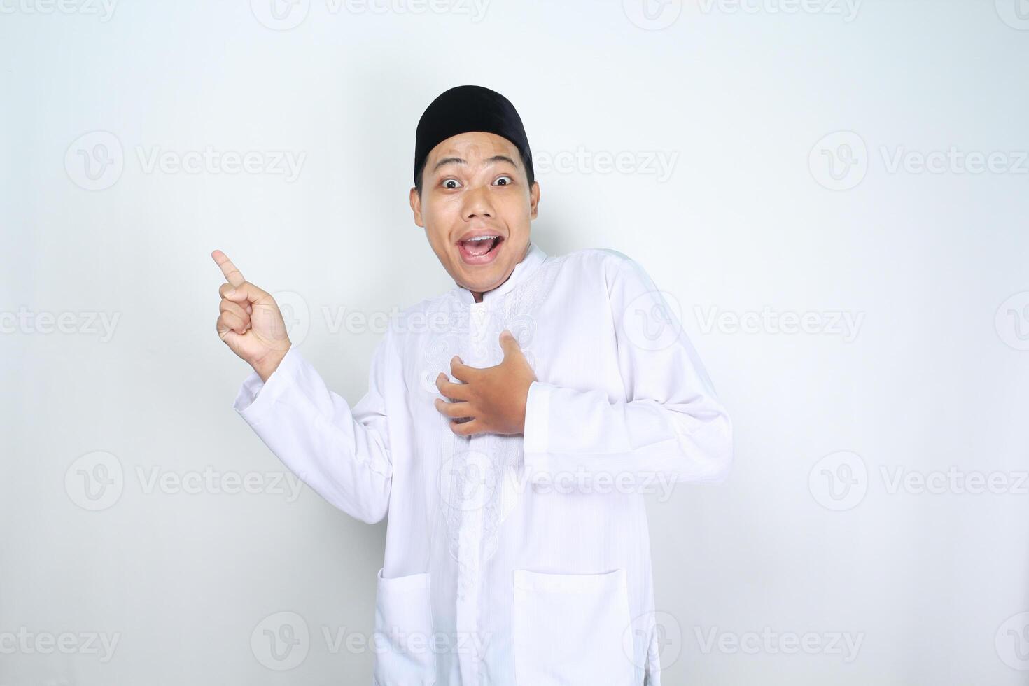 överraskad asiatisk muslim man pekande till kopia Plats isolerat på vit bakgrund foto