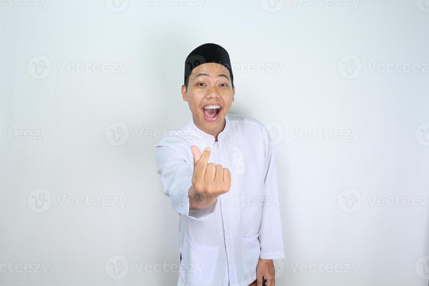 asiatisk man muslim skrikande medan ge koreanska kärlek form isolerat på vit bakgrund foto