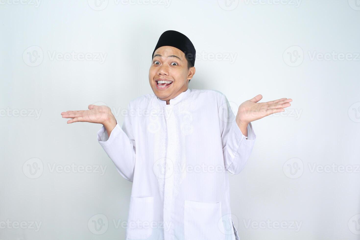 rolig asiatisk muslim man Framställ do inte känna till gest med överraskad ansikte uttryck isolerat på vit bakgrund foto