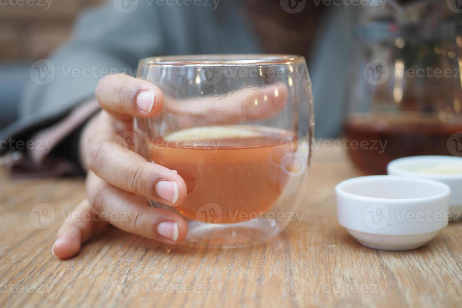 kvinnor innehav kopp av f citron- te foto
