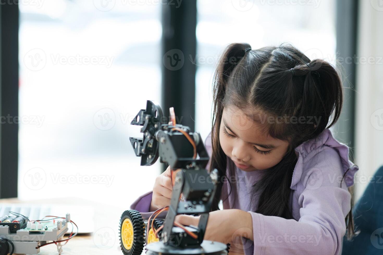 stam utbildning begrepp. asiatisk ung flicka inlärning robot design. foto