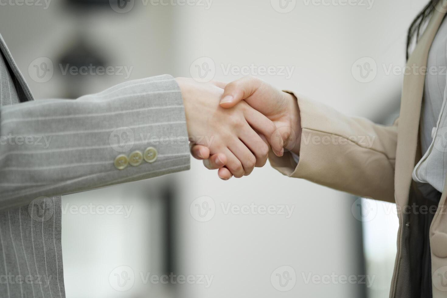 närbild av professionell handslag i företag möte foto