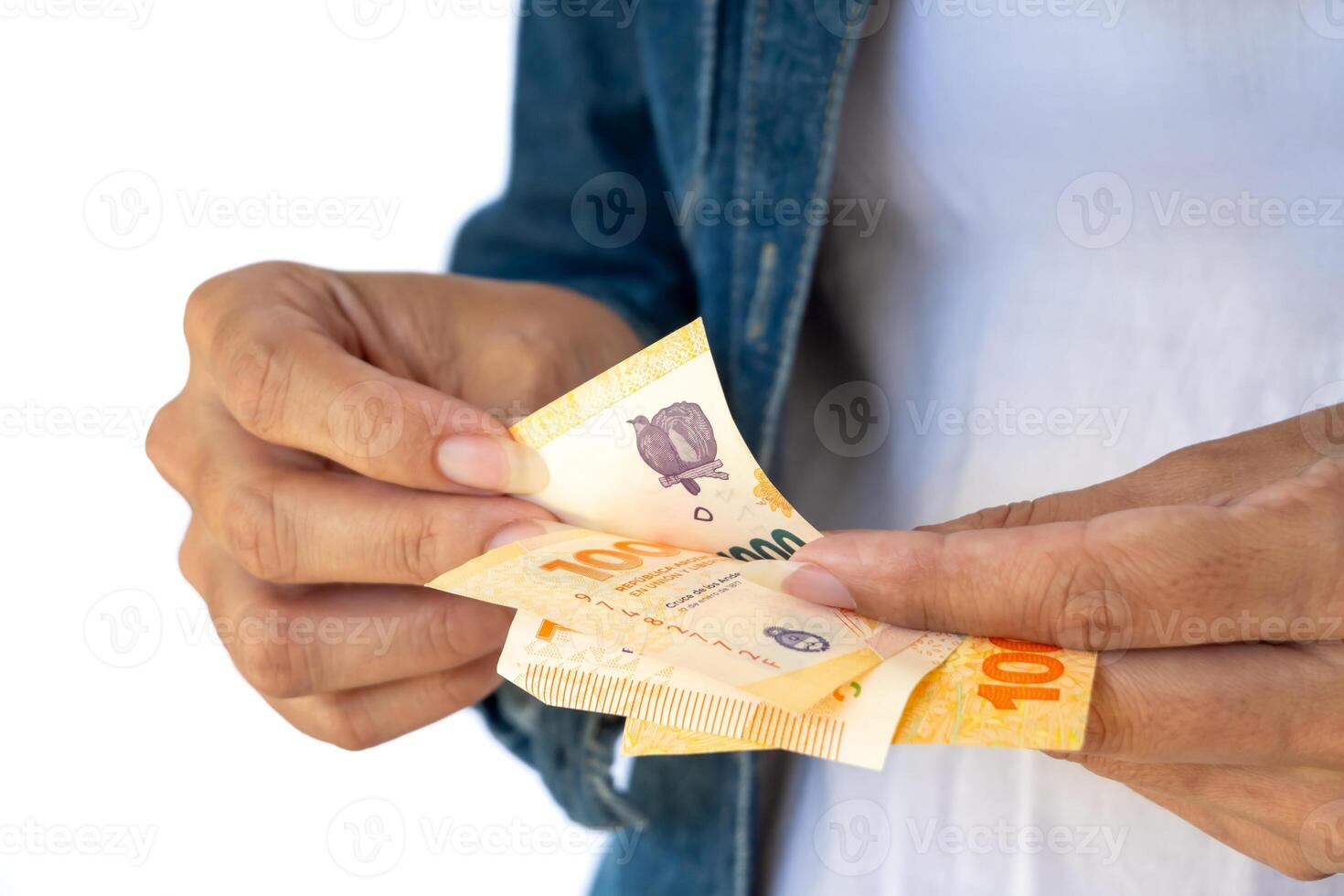 kvinnas händer räkning räkningar av ett tusen argentine pesos. foto