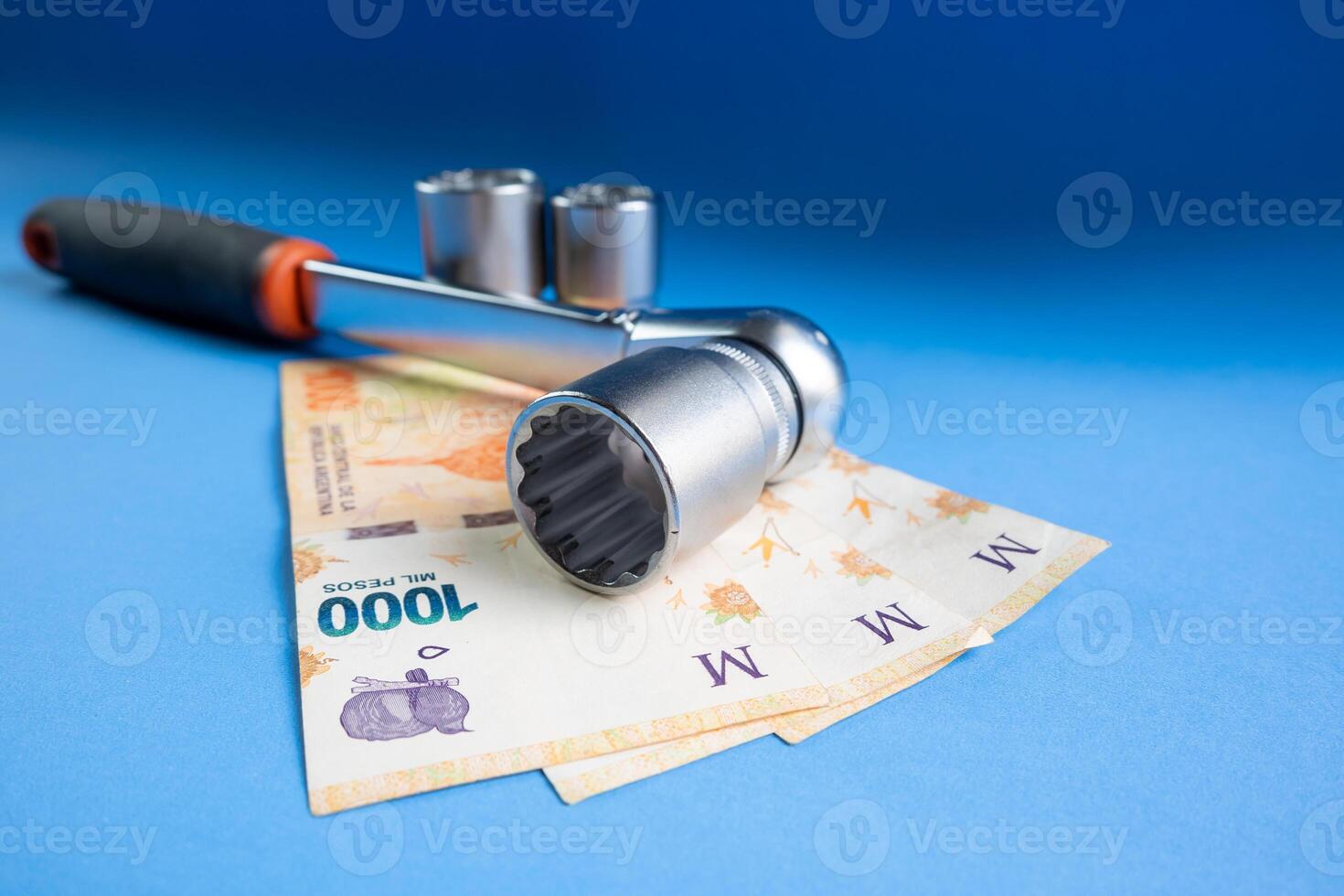 mekanik rycka med räkningar av ett tusen argentine pesos. begrepp av de dyrbarhet av mekanik. foto