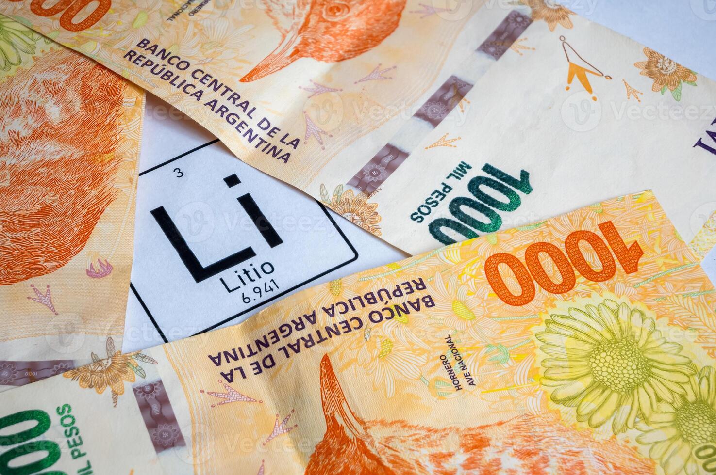 litium symbol omgiven förbi argentine valuta. foto