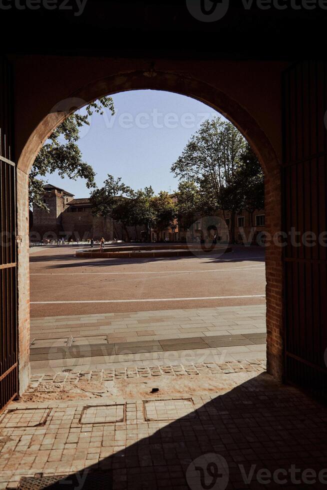 ett båge utsikt de stad i hård ljus foto