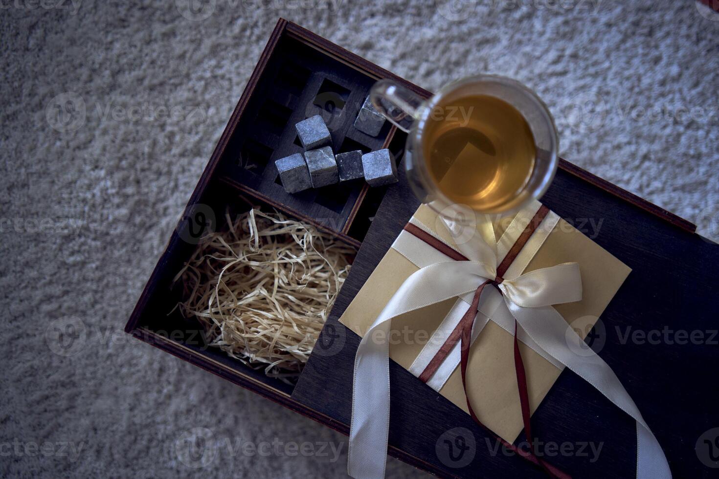 gåva certifikat på en trä- whisky låda foto