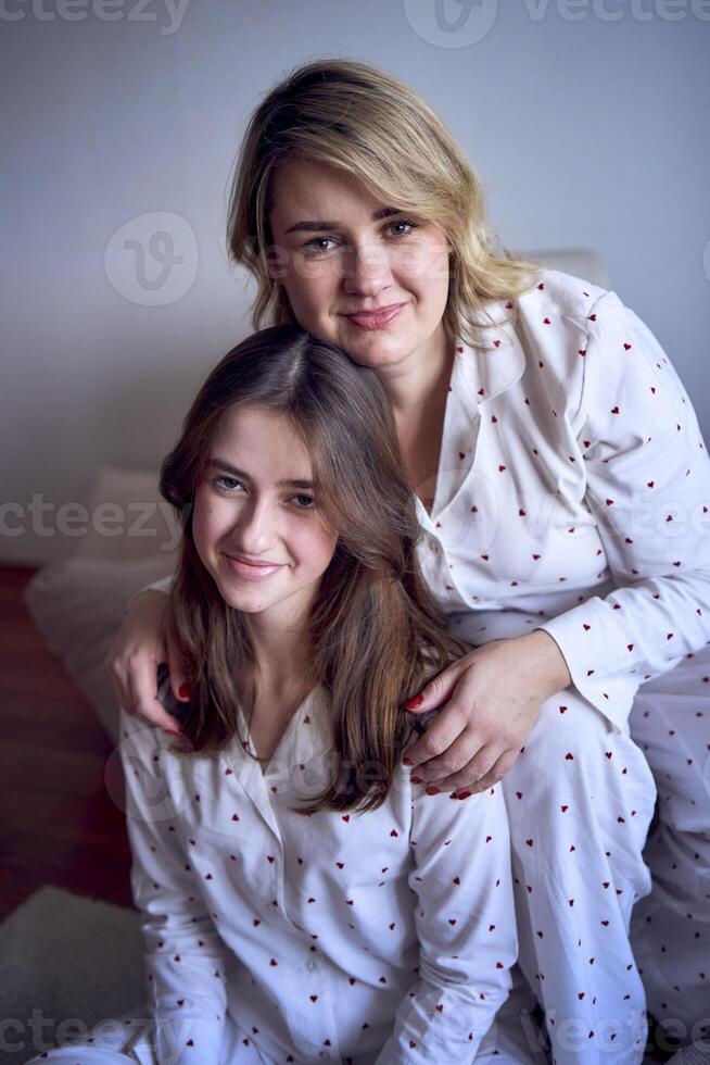 en porträtt av en skön kvinna av medium storlek med en Tonårs dotter i en minimalistisk stil foto