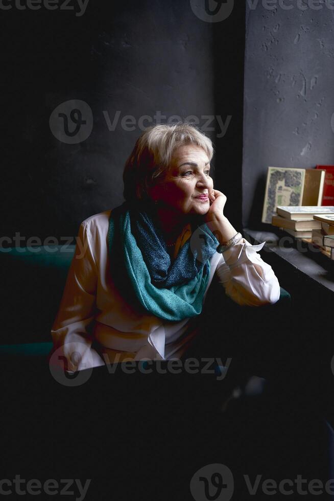 porträtt av ett gammal kvinna i en Kafé foto