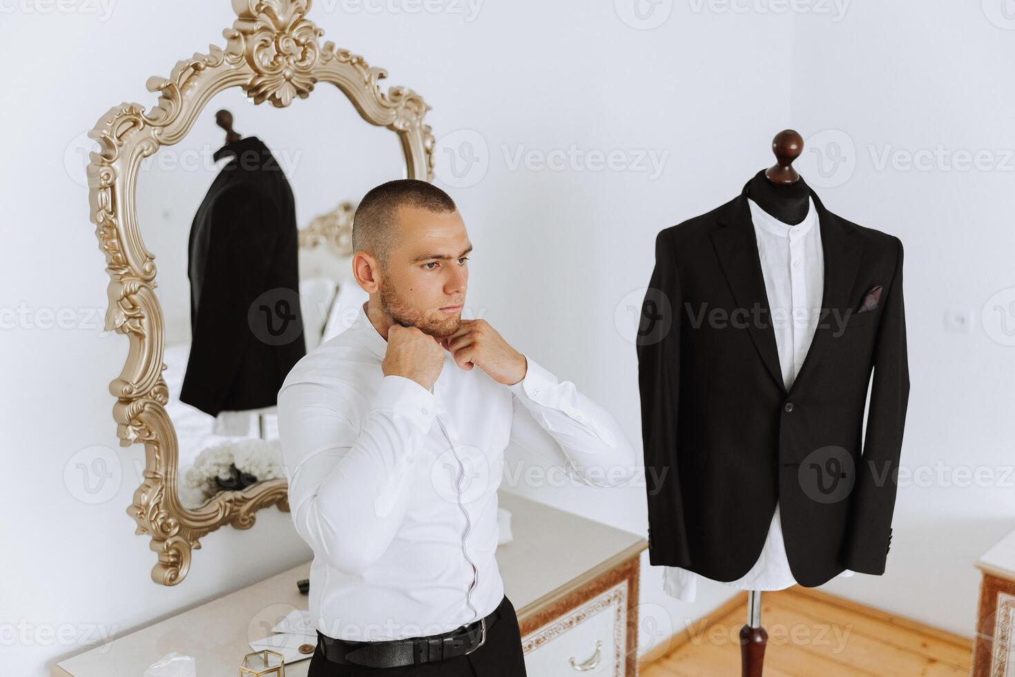 företag skjorta. en man i en vit skjorta fäster de knappar. ung politiker, manlig stil, affärsman knäpp skjorta, manlig händer närbild, amerikansk, europeisk affärsman foto