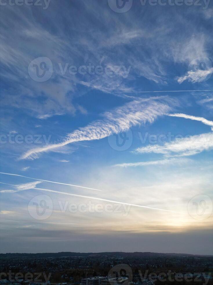 mest skön färger av himmel och moln under solnedgång över England Storbritannien foto