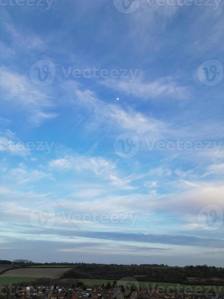 mest skön färger av himmel och moln under solnedgång över England Storbritannien foto