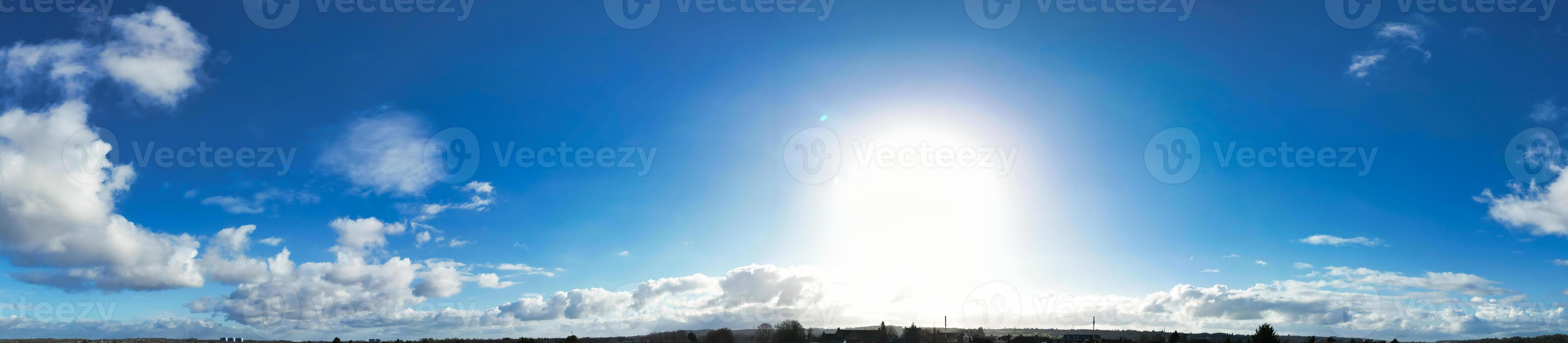 hög vinkel panorama- se av vinter- himmel och moln över stad av England Storbritannien foto