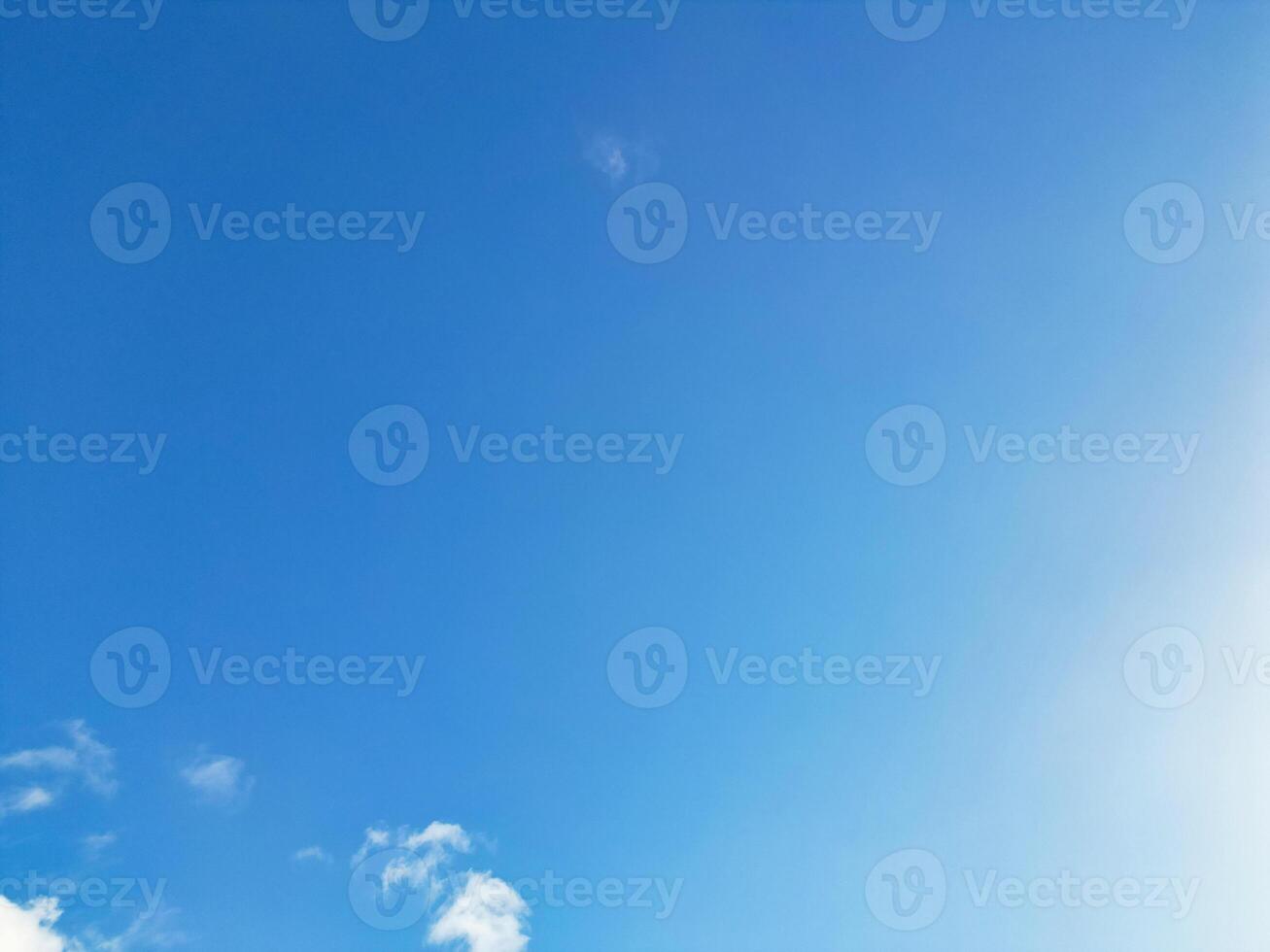 hög vinkel se av vinter- himmel och moln över stad av England Storbritannien foto