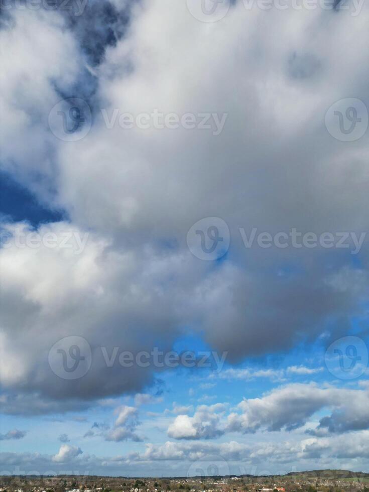 hög vinkel se av vinter- himmel och moln över stad av England Storbritannien foto
