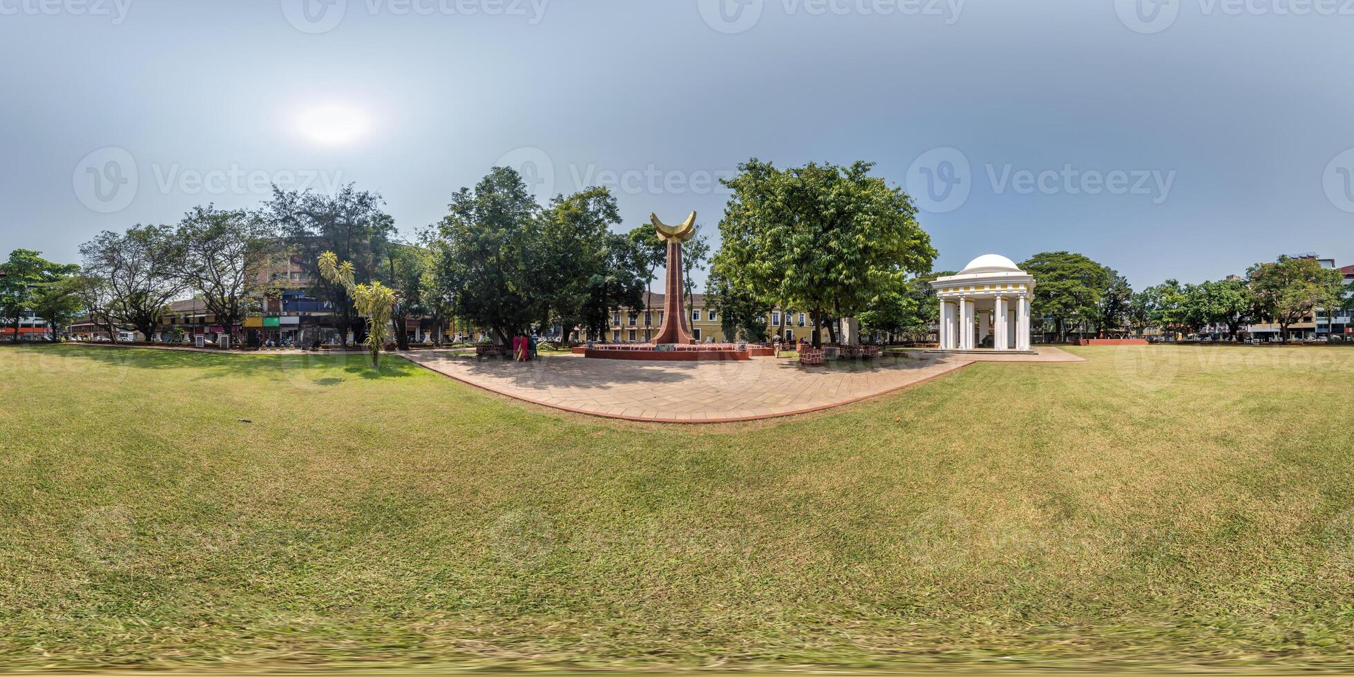 hdri 360 panorama av stad oberoende fyrkant nära monument i parkera av indisk tropisk stad i likriktad utsprång. vr ar innehåll foto