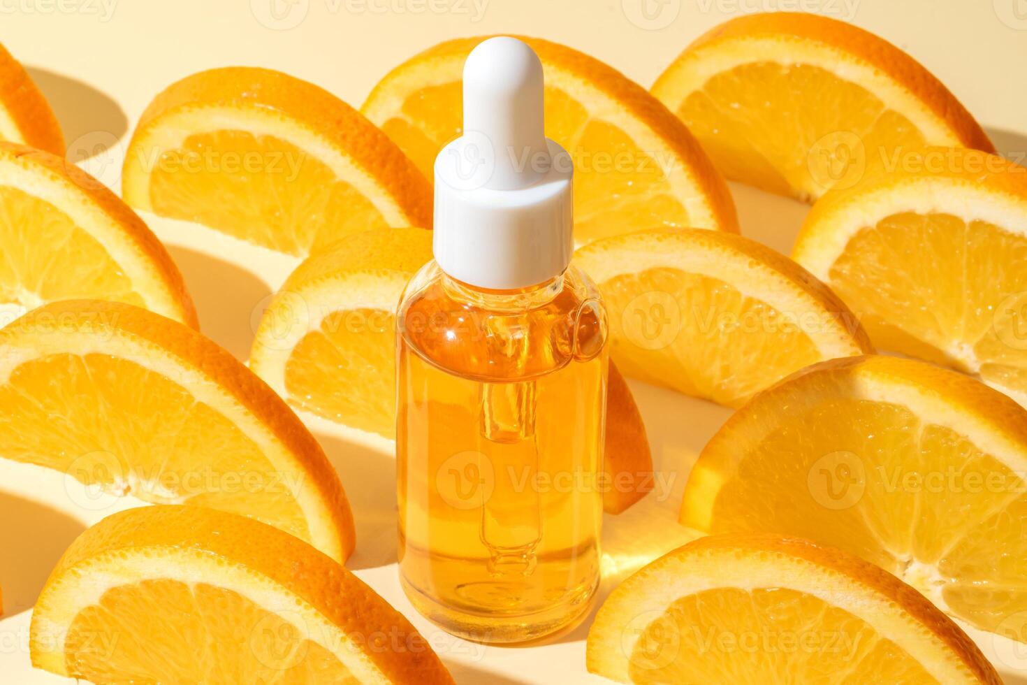 naturlig vitamin c serum, hudvård, grundläggande olja Produkter. flaska av vitamin c serum med färsk saftig orange frukt. skönhet produkt branding mock-up foto