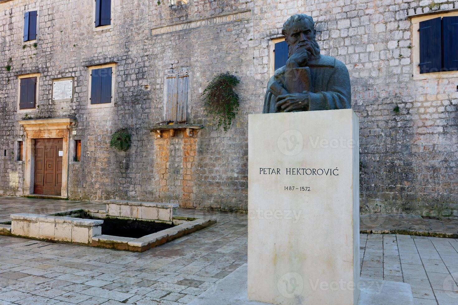 skulptur av kroatisk renässans poet petar hektorovic i stari grad, hvar ö, kroatien. foto