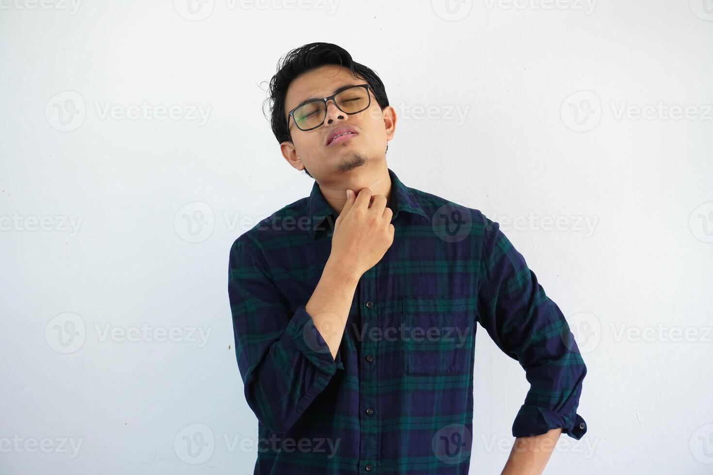 ung asiatisk man innehav hals med händer eftersom av har öm hals isolerat på vit bakgrund. foto