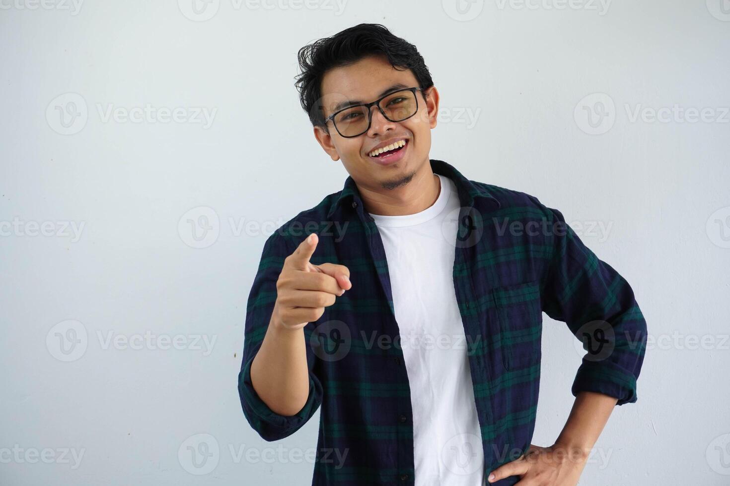 ung asiatisk man som visar upphetsad uttryck medan pekande finger framåt- isolerat på vit bakgrund foto