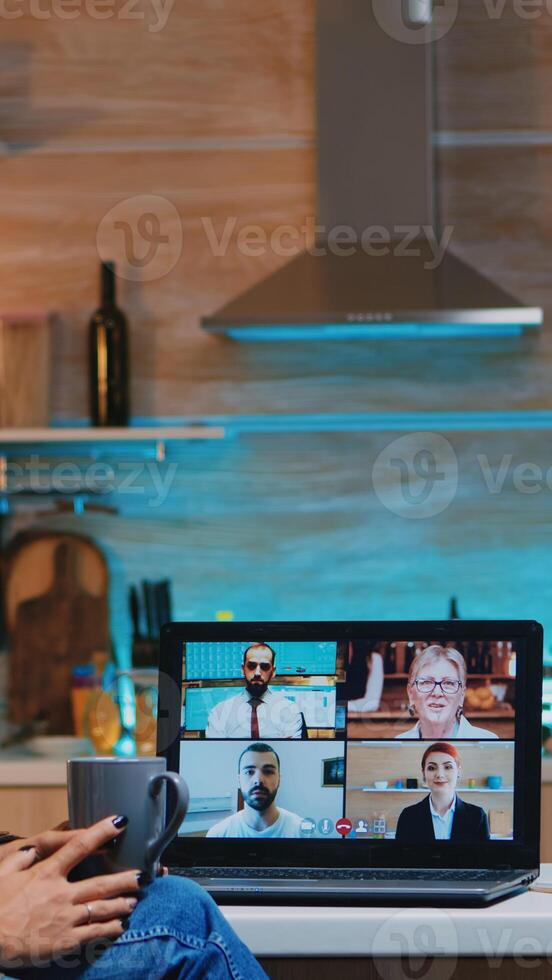 kvinna faller sovande under video konferens på bärbar dator arbetssätt från Hem sent på natt i de kök. använder sig av modern teknologi nätverk trådlös talande på virtuell möte på midnatt håller på med över tid foto