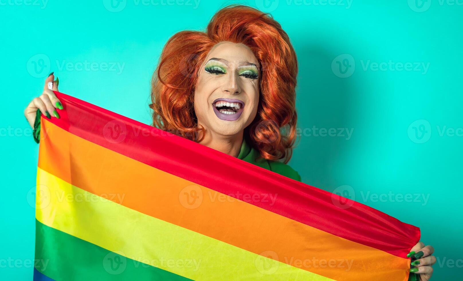 Lycklig drag drottning fira Gay stolthet innehav regnbåge flagga symbol av lgbtq gemenskap foto