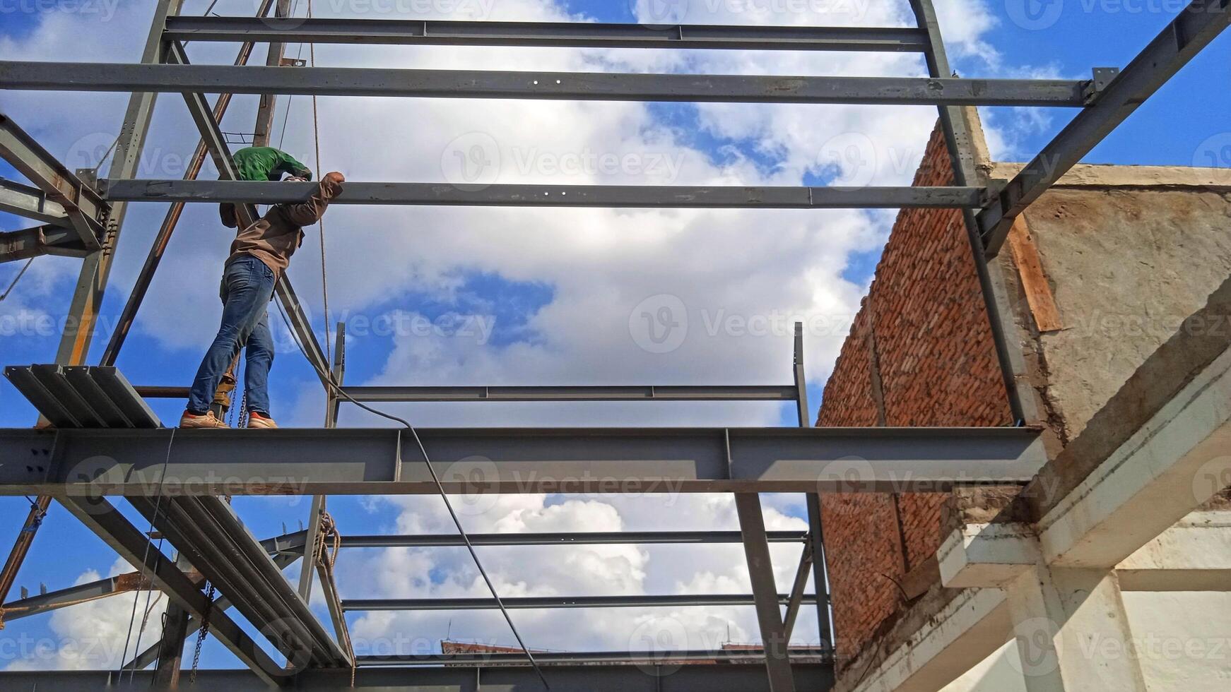strukturera av stål för byggnad konstruktion på himmel bakgrund. foto