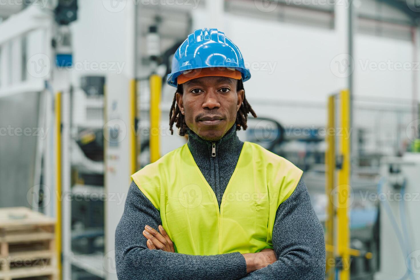 afrikansk ingenjör man arbetssätt inuti automatisering fabrik - industri begrepp foto