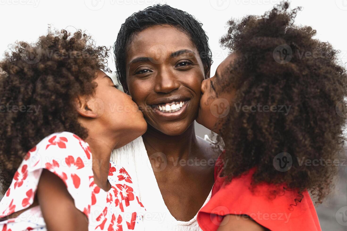 Lycklig afrikansk familj har roligt på de strand under sommar högtider - porträtt av afro människor njuter semester dagar - föräldrar kärlek och resa livsstil begrepp foto