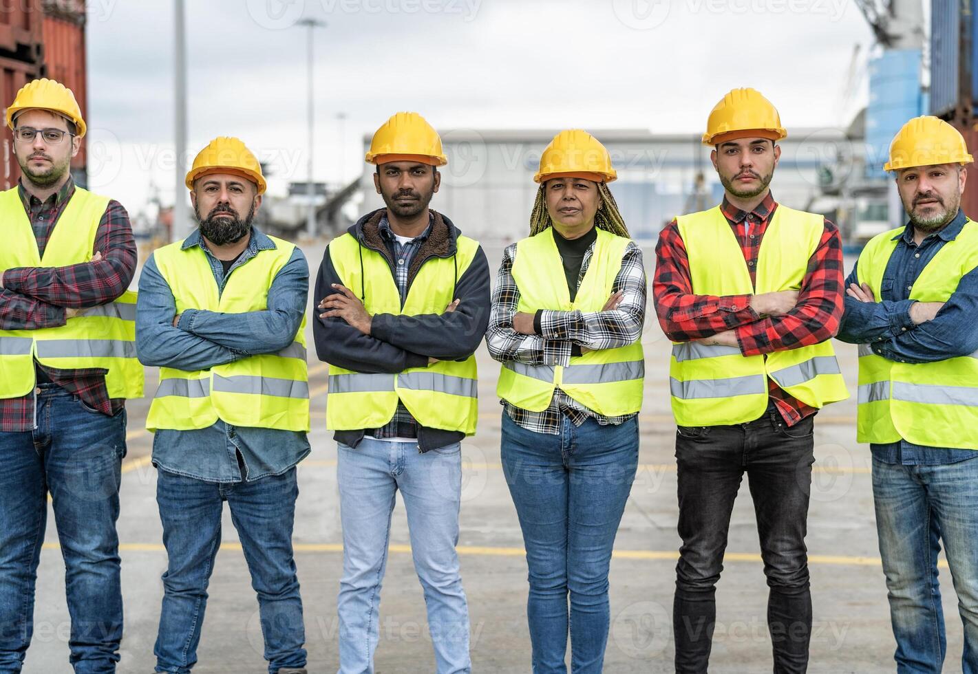 team av olika industriell ingenjörer arbetssätt i logistisk terminal av behållare frakt foto