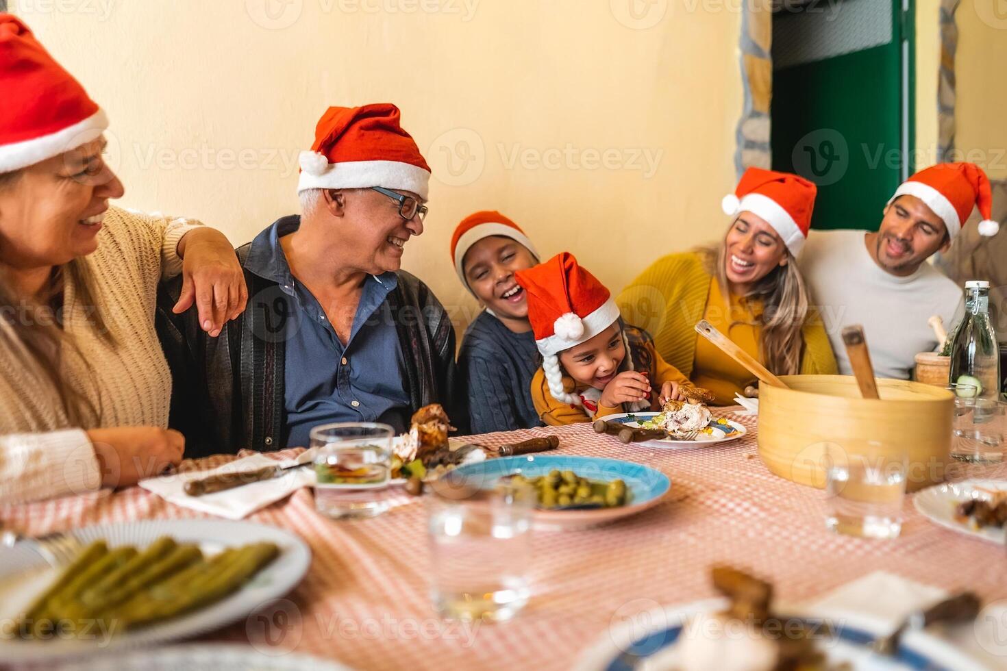 Lycklig latin familj dining tillsammans medan fira jul högtider på Hem foto