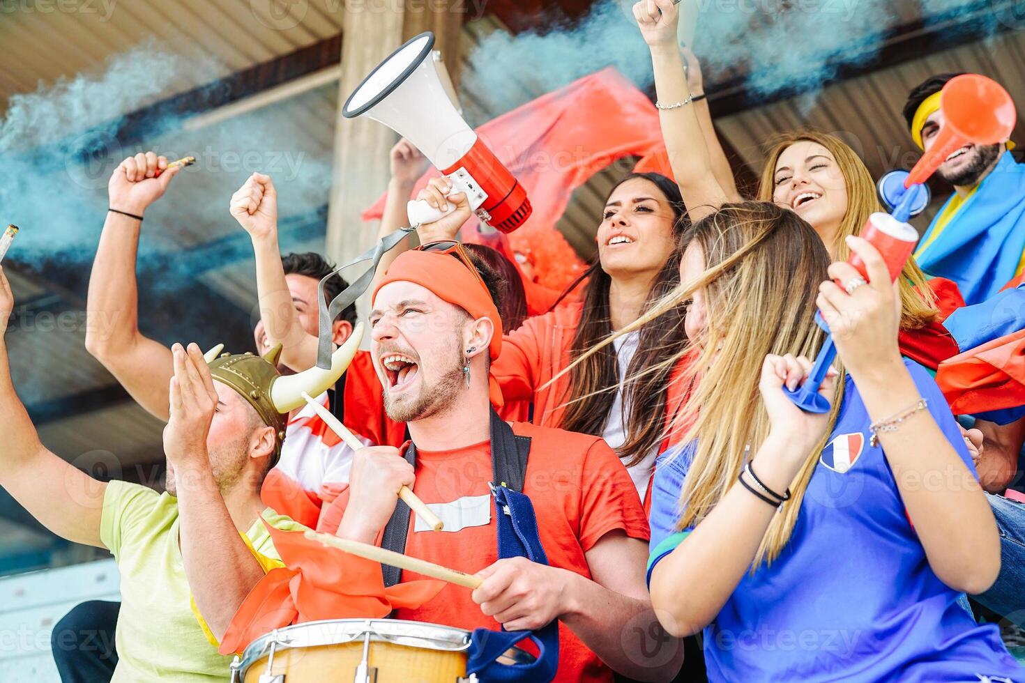 fotboll anhängare fläktar tittar på värld fotboll match på stadion - ung grupp av upphetsad vänner har roligt jublande på internationell sport spel - begrepp av ungdom människor fira klubb vinnare foto