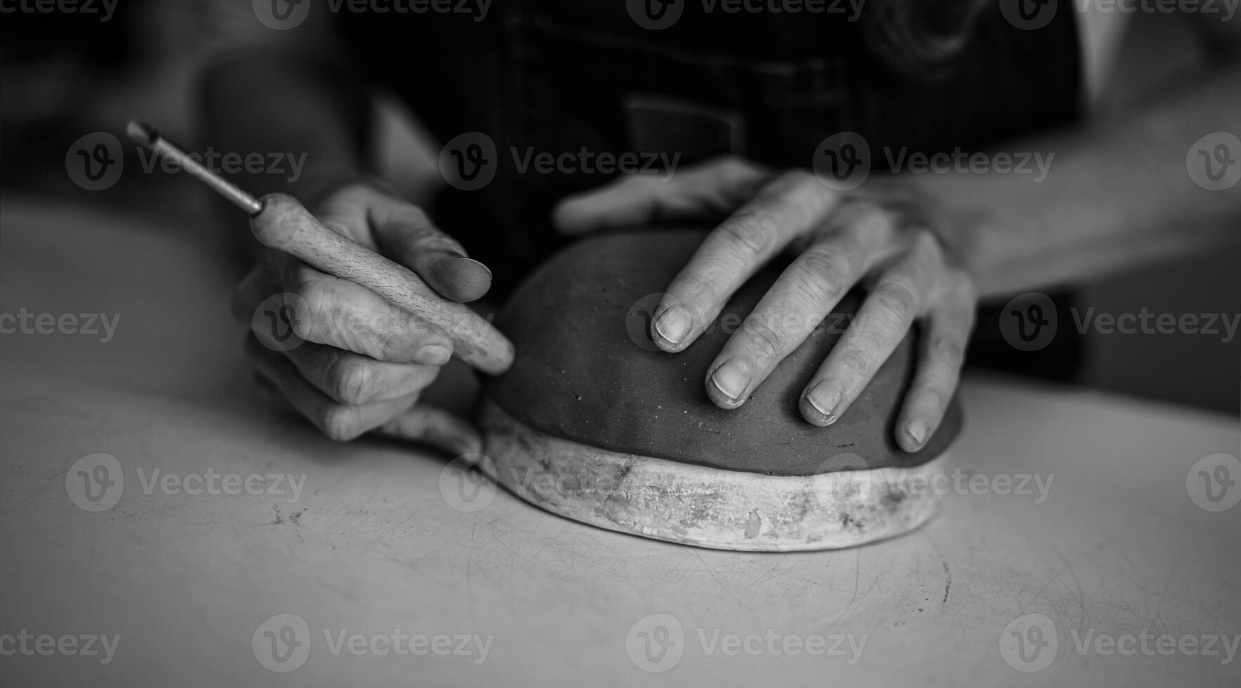 stänga upp kvinna krukmakare modellering lera skål i verkstad - hantverkare arbete och kreativ hantverk begrepp - svart och vit redigering foto