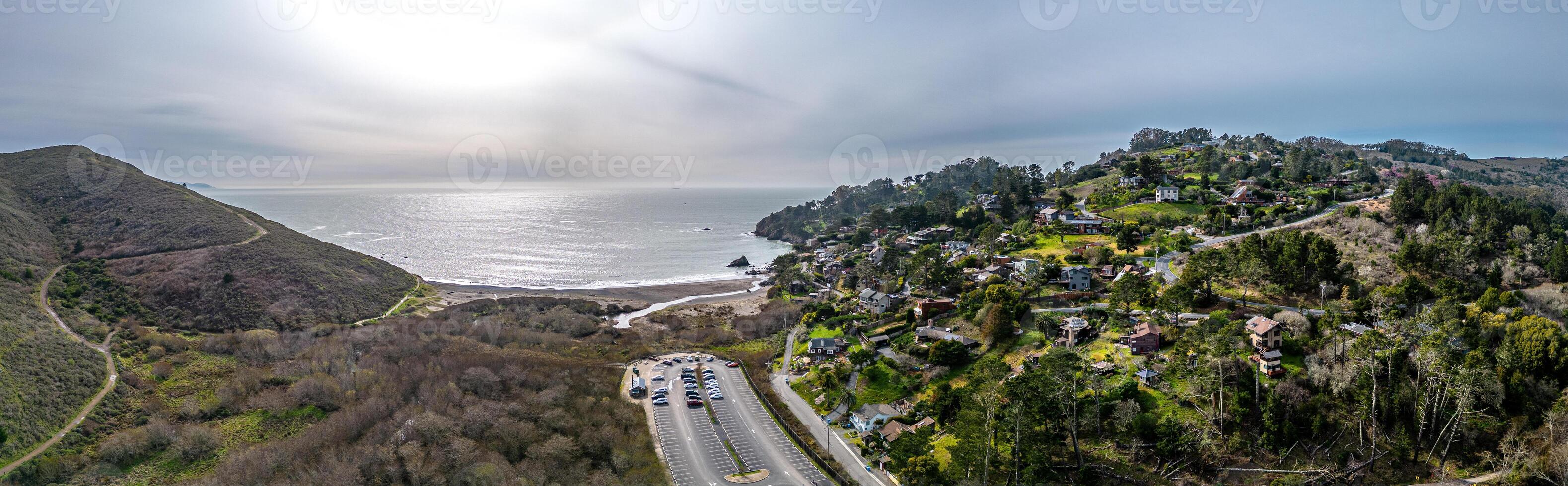 muir strand antenn skott. strand pacific hav. naturskön skott av costal stad foto