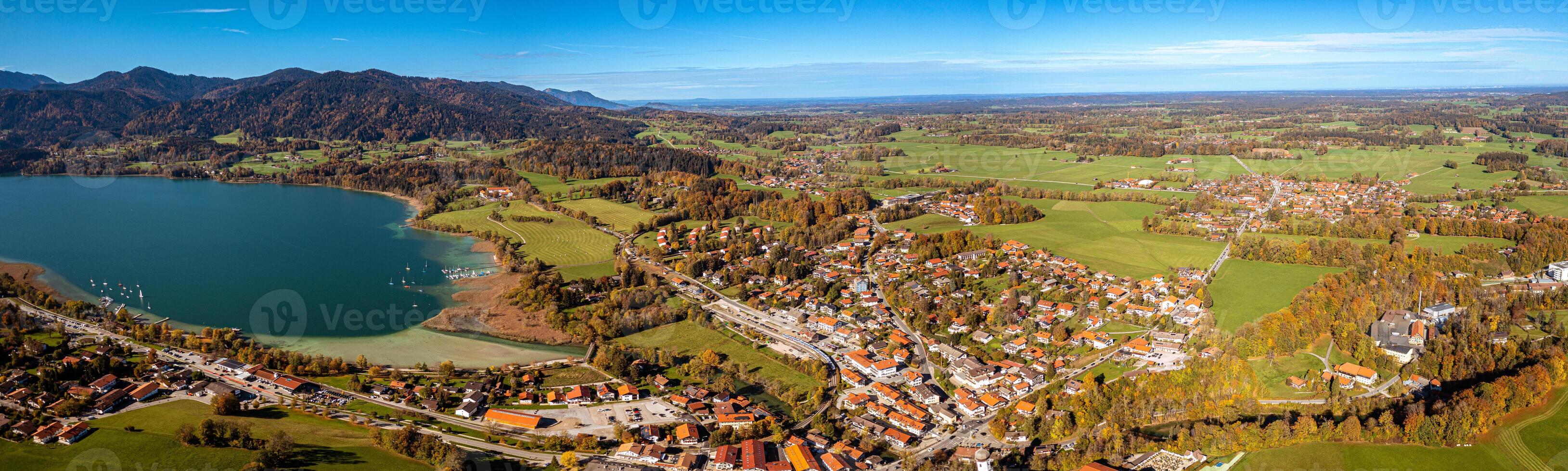 tegernsee antenn falla höst. Drönare panorama bavarian alps foto