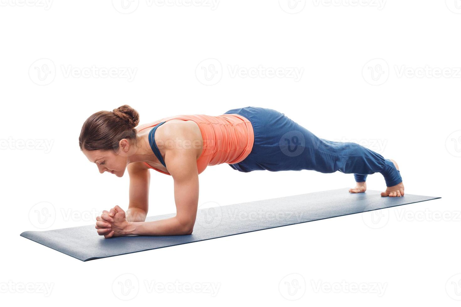 kvinna håller på med yoga asana chaturanga dandasana planka utgör foto