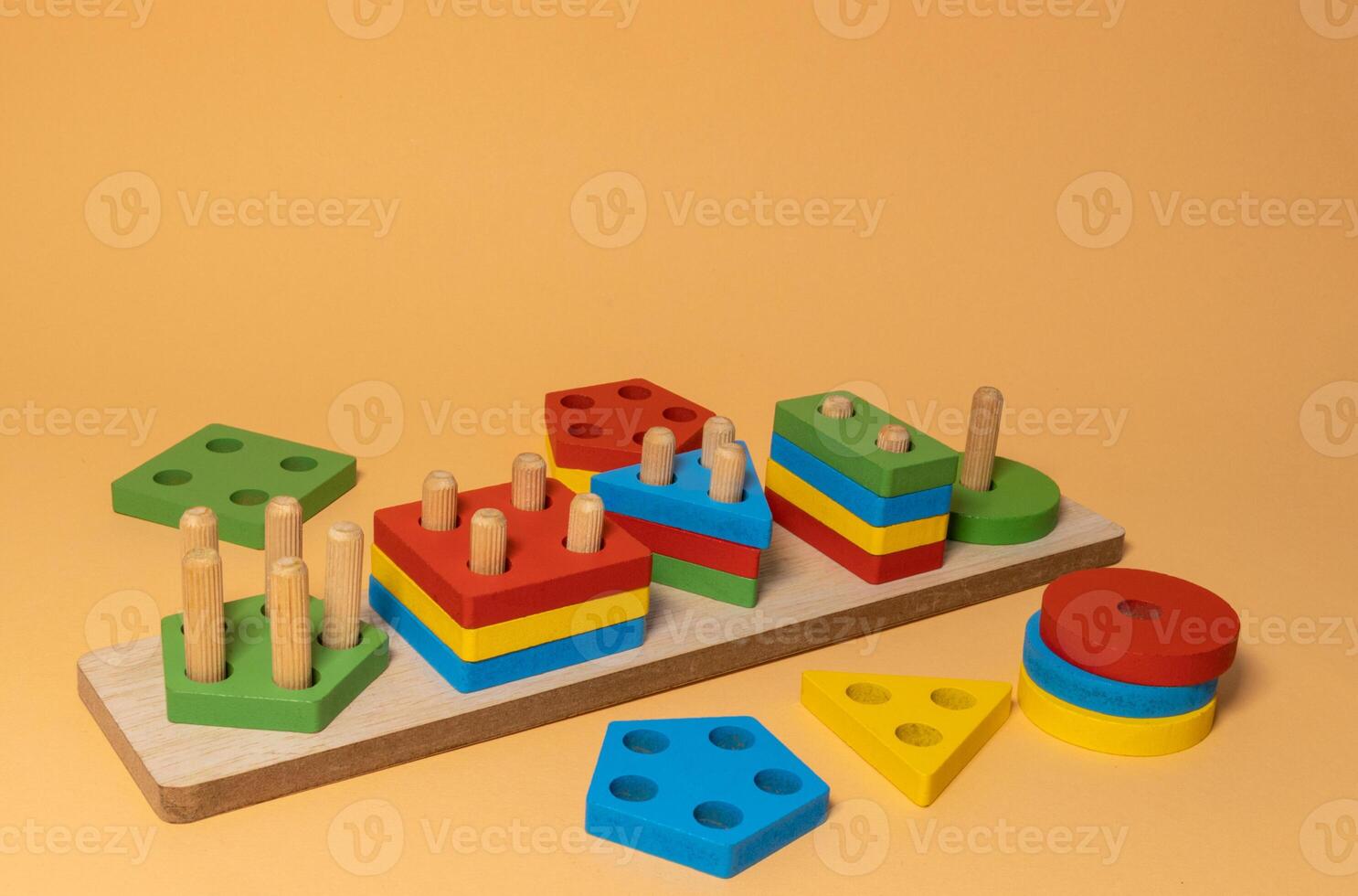 sorterare på neutral bakgrund. flerfärgad logik sorterare stänga upp. trä- pedagogisk logik leksak för barn. montessori spel för tidigt barn utveckling. foto