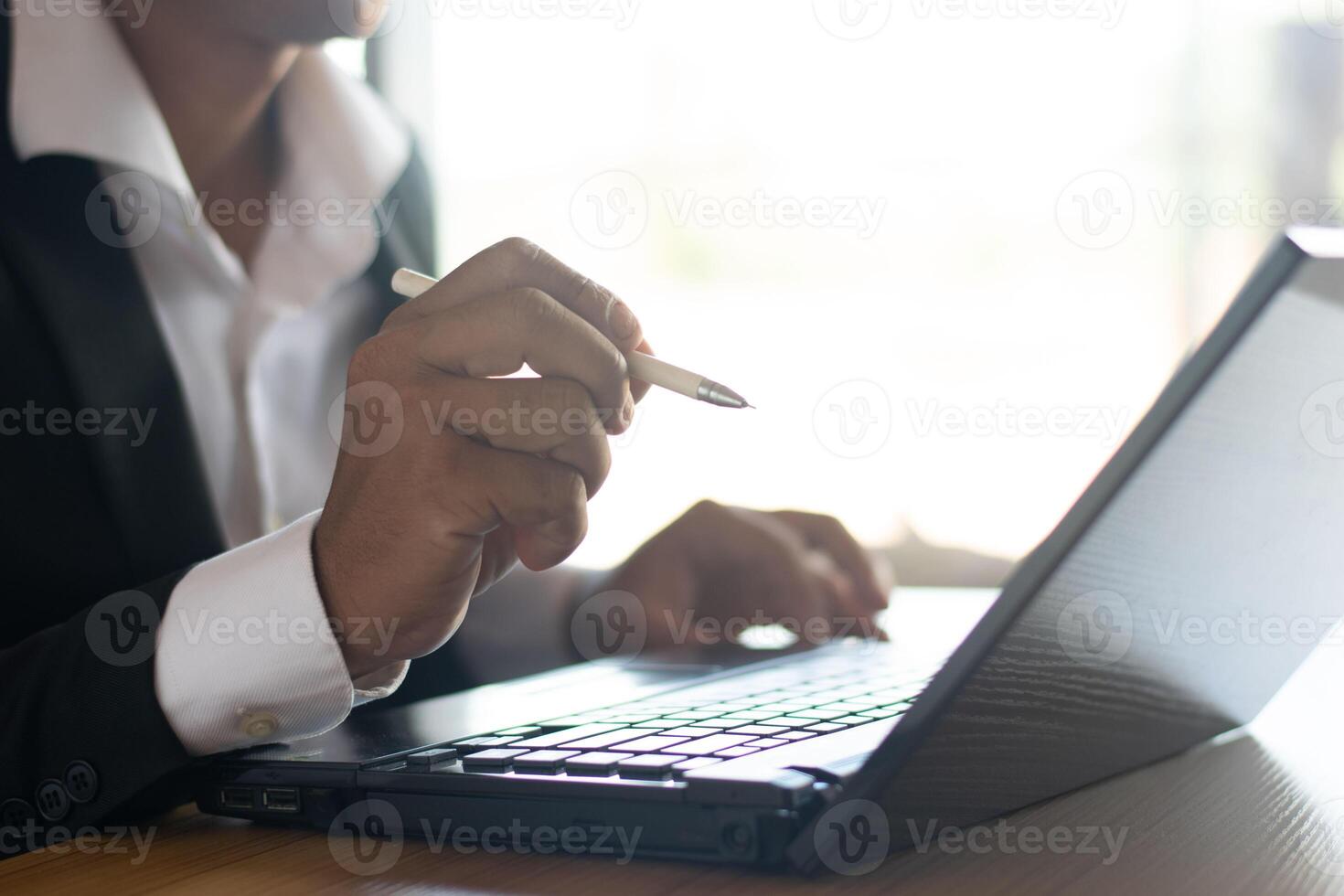 affärsmän eller revisorer arbete på datorer och spela in företag dokument på deras skrivbord. foto