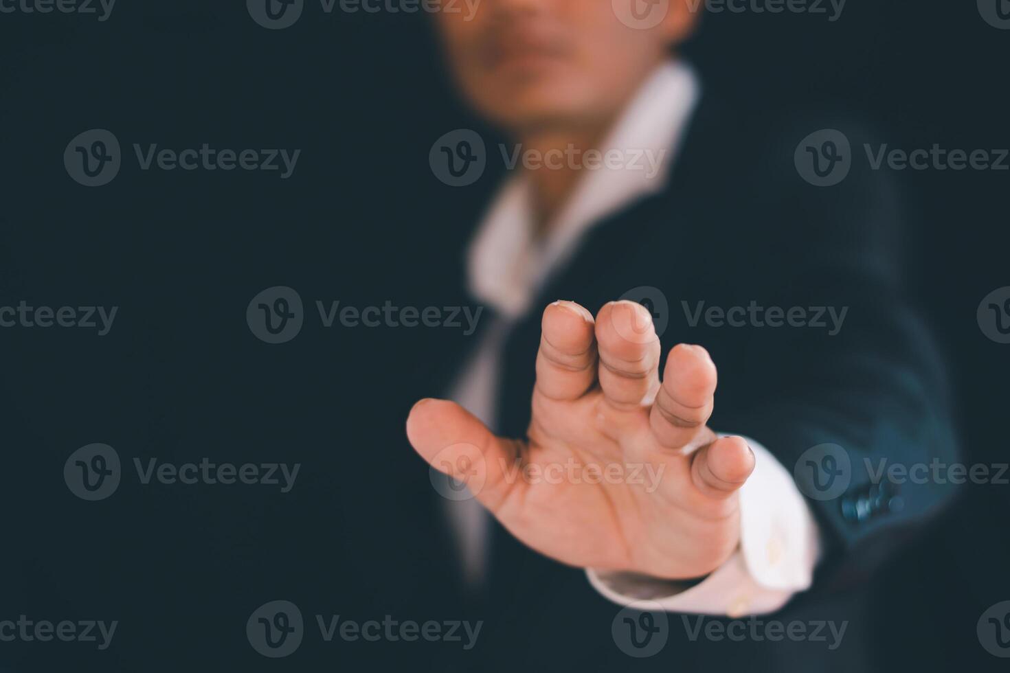 affärsmans händer arbetssätt använder sig av en mobil telefon foto