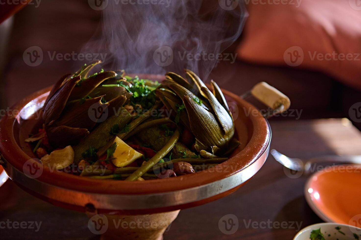 närbild rostad grönsaker i lera pott tagine med stam. extrem närbild fotografi för mat bloggar och reklam foto