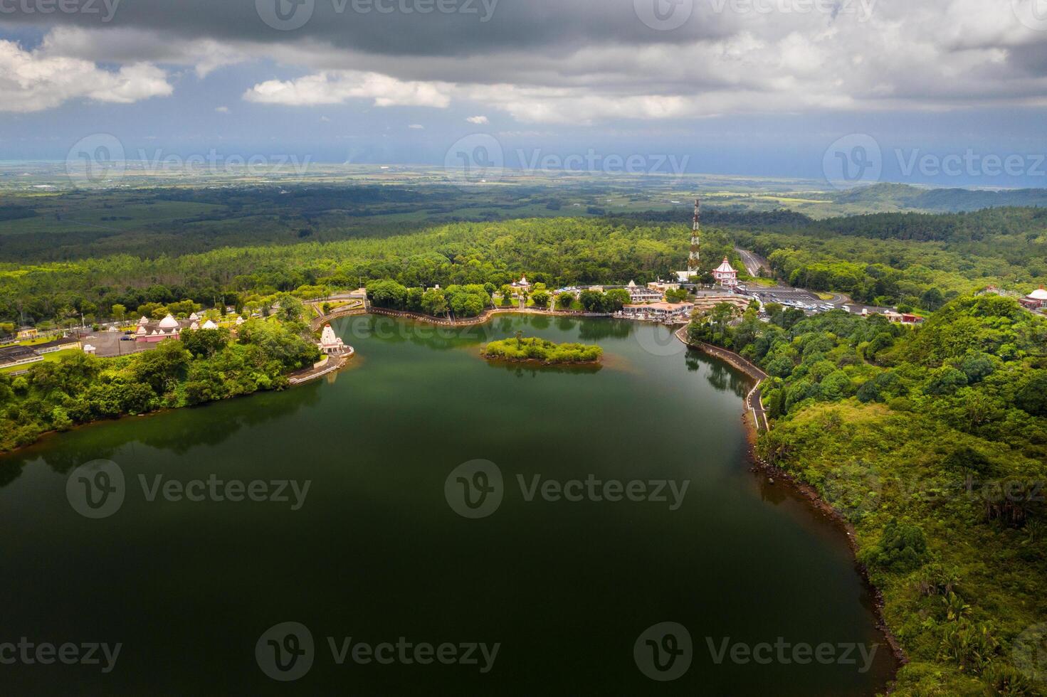 de ganga talao tempel i stor bassäng, savanne, mauritius. foto